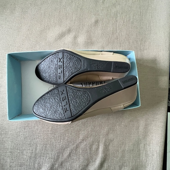 LifeStride Dreams Wedge Pumps Size 7 - Picture 6 of 9